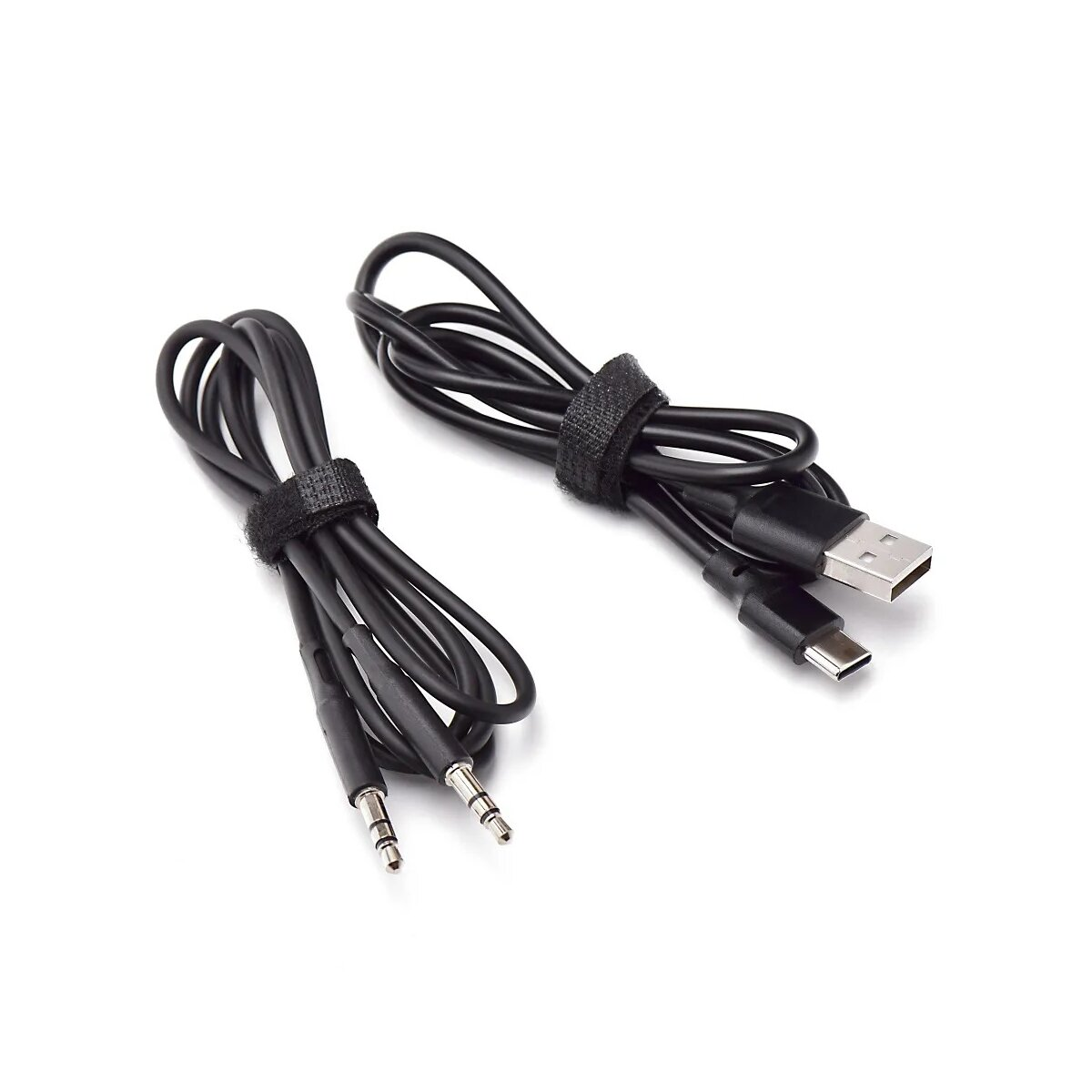 Zwei schwarze, aufgerollte Kabel mit Klettverschlüssen. Eines hat 3,5-mm-Buchsen, das andere USB- und USB-C-Anschlüsse, alles auf weißem Hintergrund.