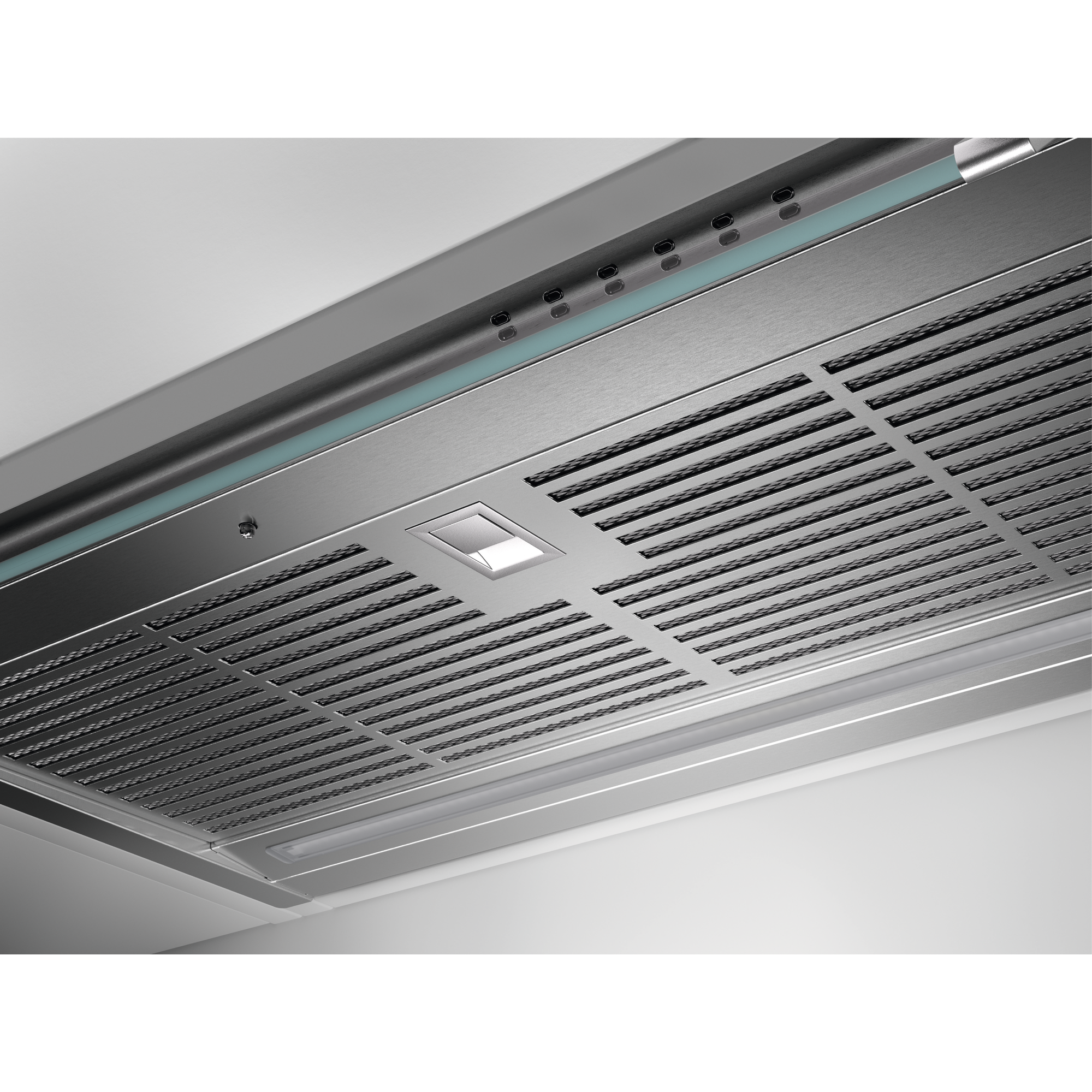 Primer plano de una campana extractora de acero inoxidable con ventilación, luces y botones de control. Fondo blanco.