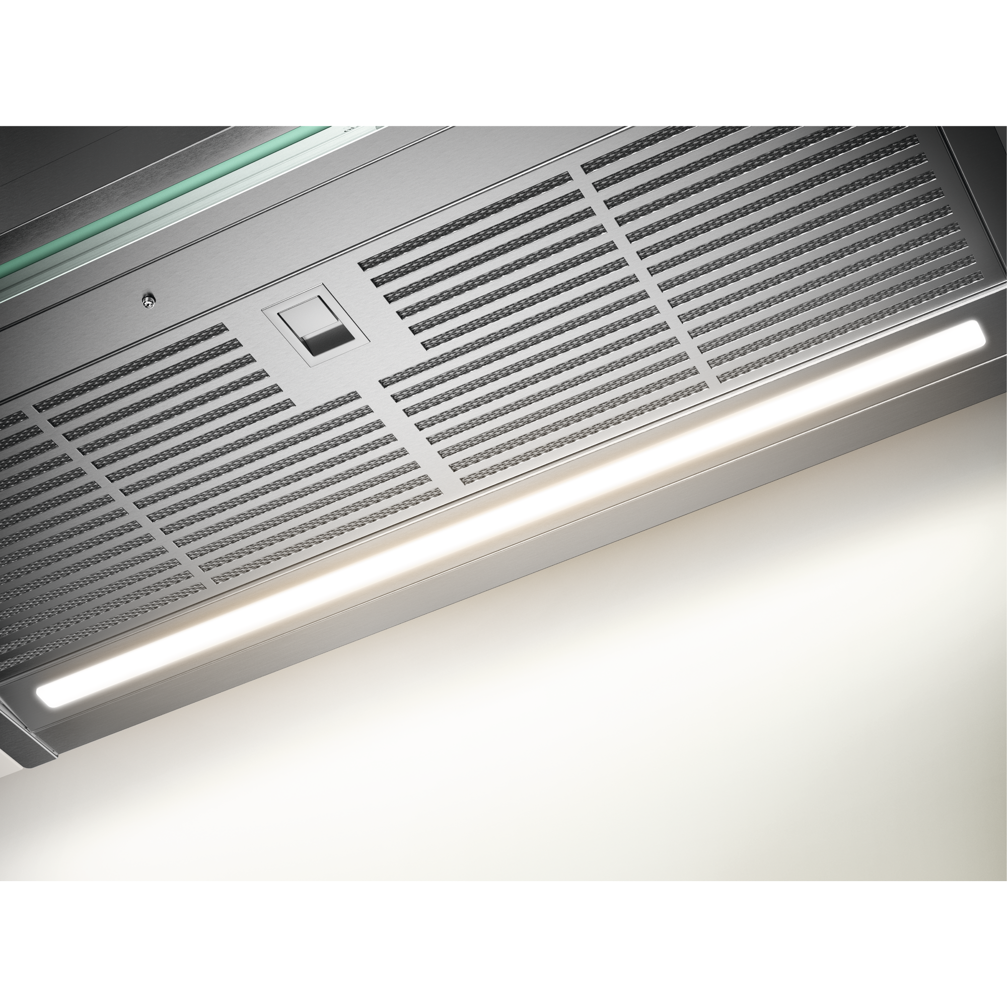 Primer plano de una campana extractora de acero inoxidable con luz brillante y panel metálico perforado. Fondo blanco.