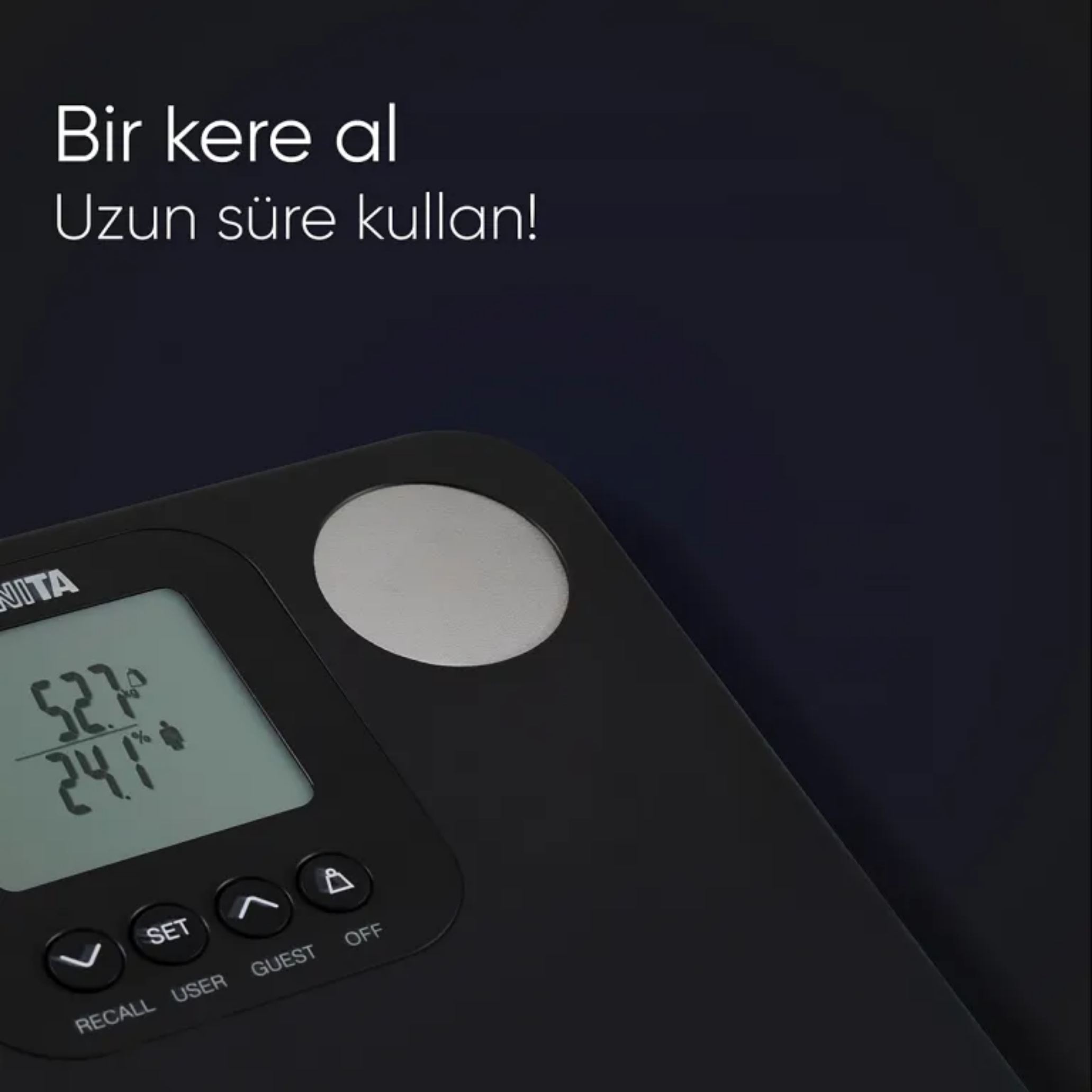 Siyah dijital terazi, rakamlar gösteriyor. Üstte yazı: Bir kere al, uzun süre kullan! Altta tuşlar: RECALL, USER, GUEST, OFF.
