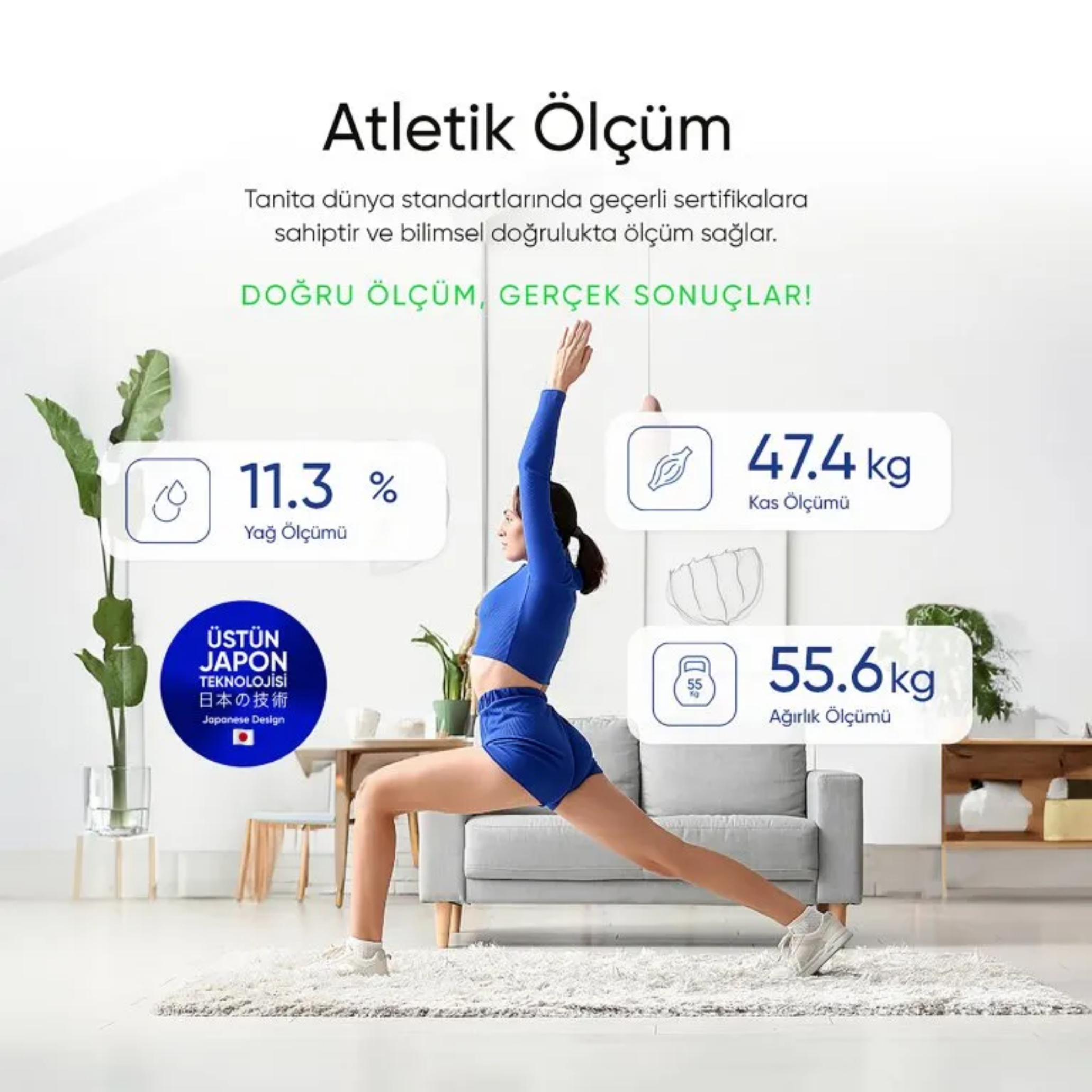 Mavi spor kıyafetli bir kadın yoga pozu yapıyor, vücut yağı, kas kütlesi ve ağırlık hakkında metinle.