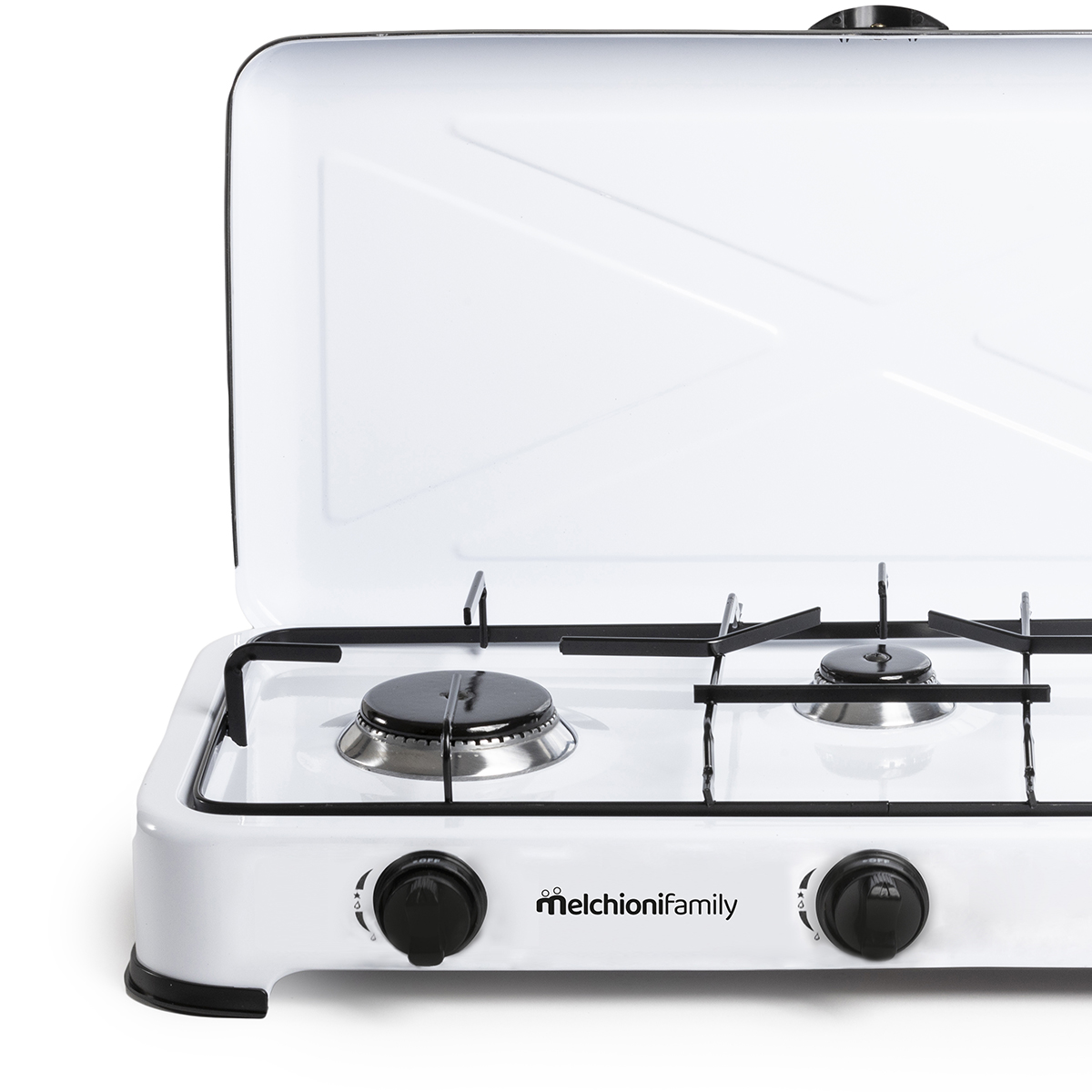 Una estufa de gas portátil blanca con dos quemadores y perillas negras. La tapa está levantada. La marca 'melchionifamily' es visible.