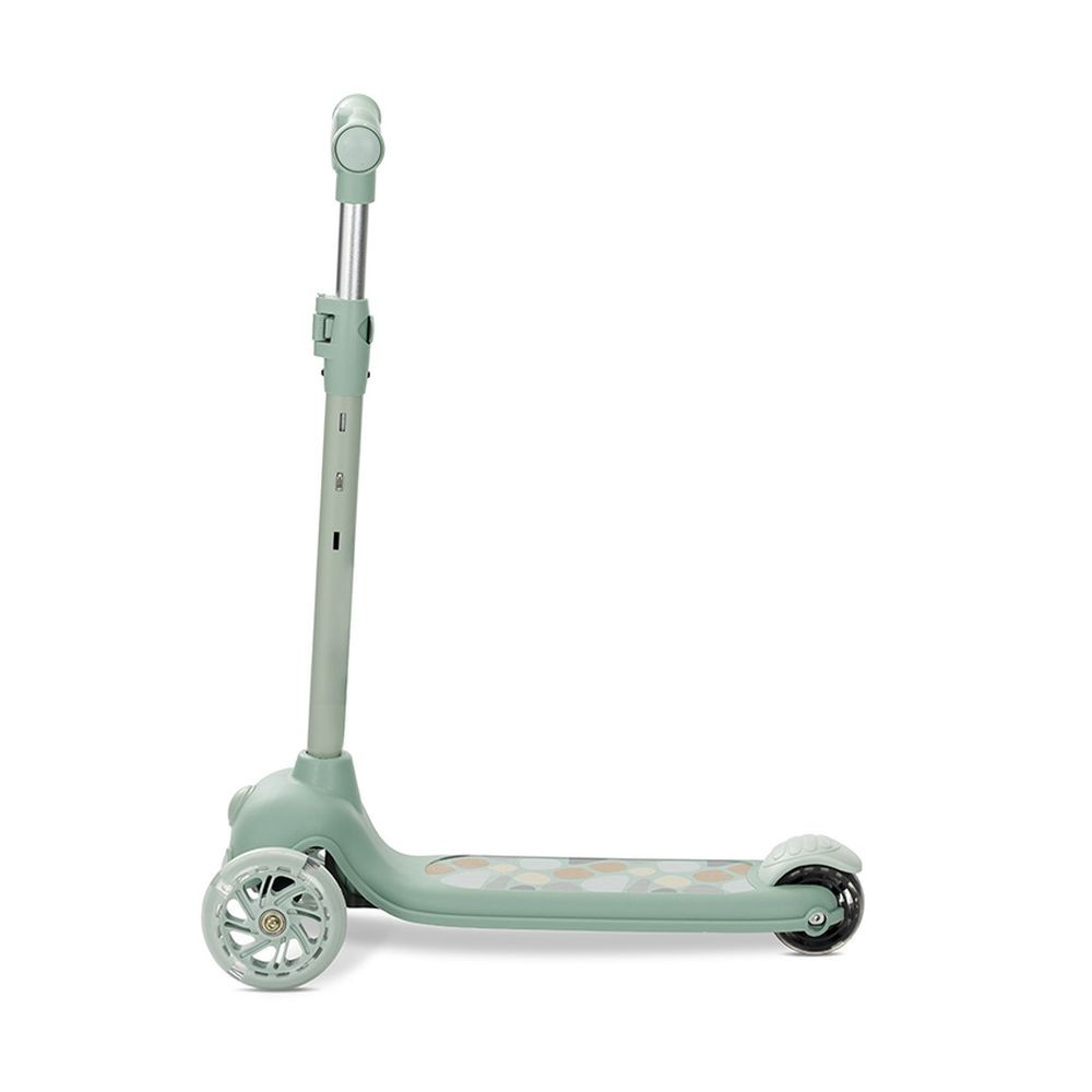 Ein mintgrüner Roller mit drei Rädern auf weißem Hintergrund. Der Roller hat einen klappbaren Griff und ein gemustertes Deck.