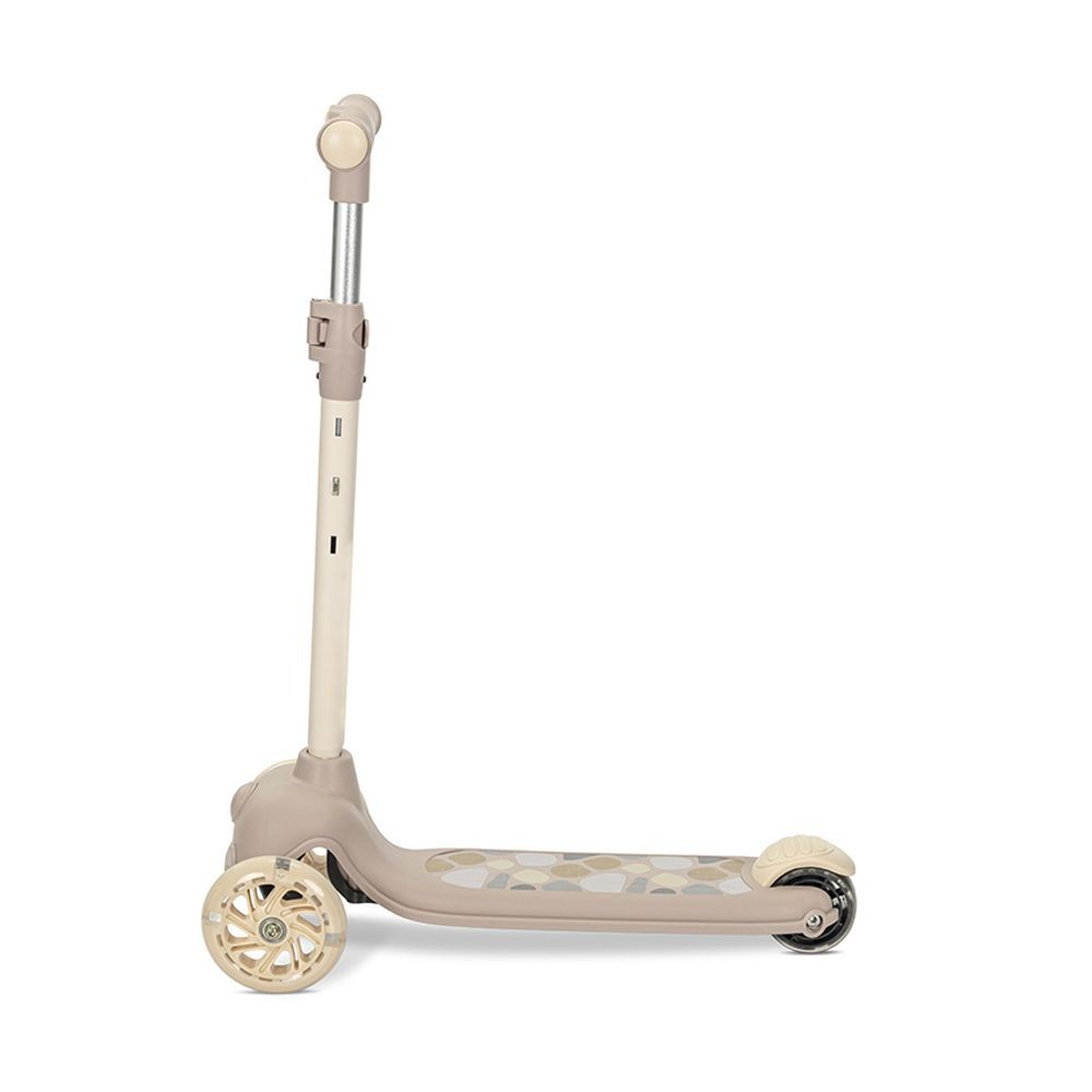 Ein beige-cremefarbener Roller mit drei Rädern. Der Roller hat ein gemustertes Deck und einen silbernen Lenker.