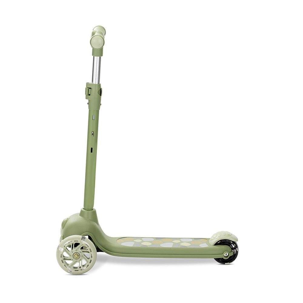 Ein grüner Roller mit drei Rädern steht vor weißem Hintergrund. Das Deck des Rollers hat ein Muster, und der Lenker ist ausgezogen.