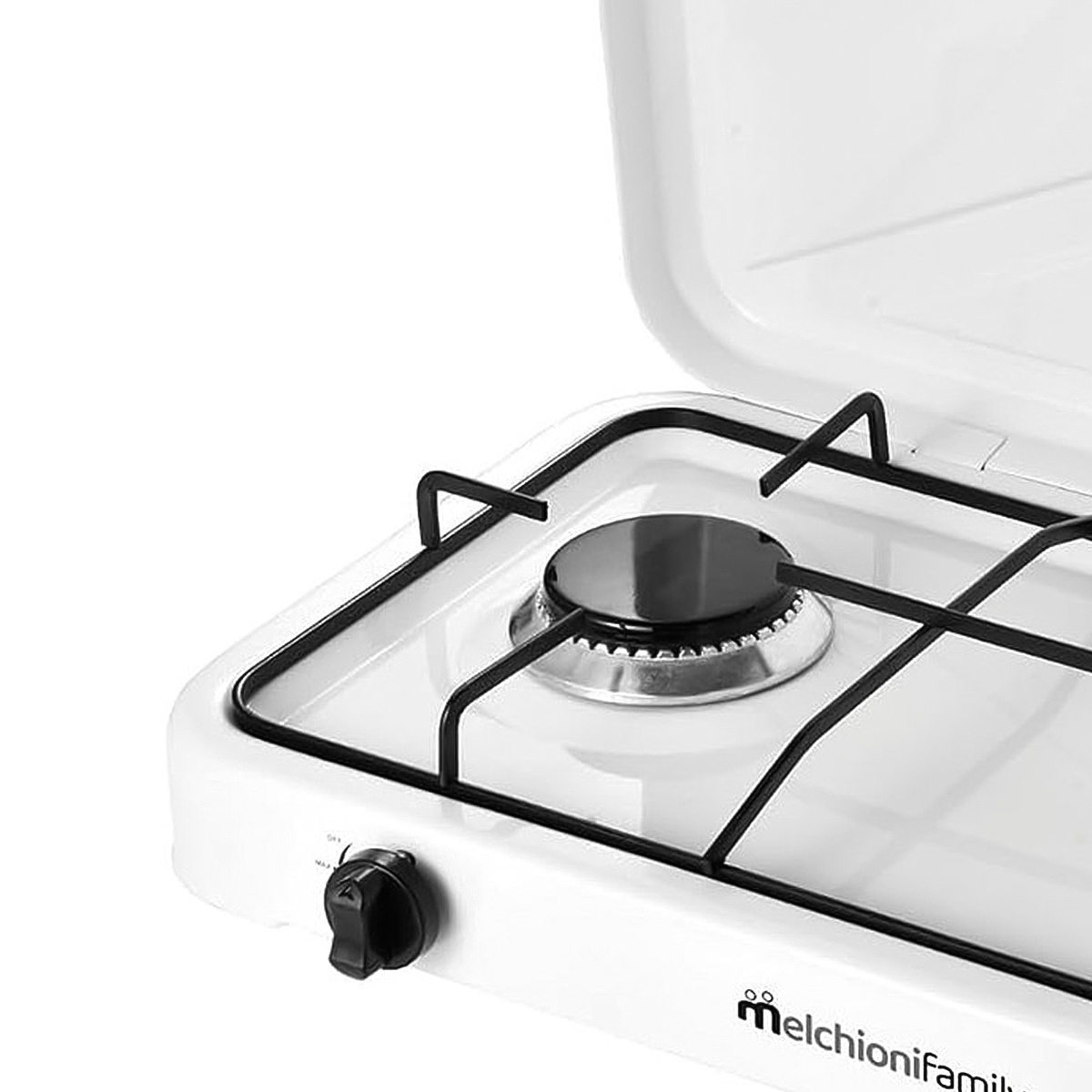 Un fornello a gas portatile bianco con un bruciatore nero e una manopola di controllo. Ha griglie nere e un coperchio incernierato.