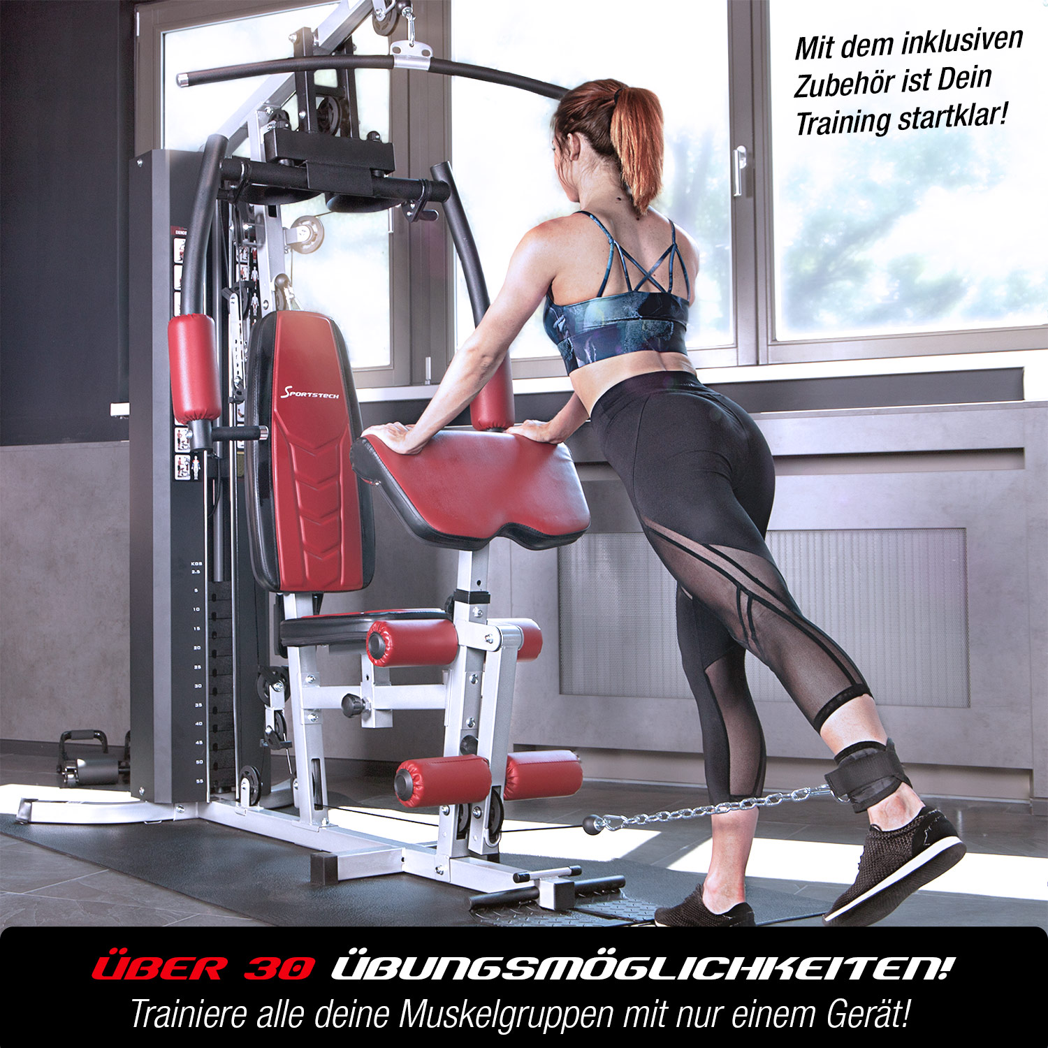 Eine Frau benutzt ein Multigym-Gerät. Sie trägt Sportkleidung und ein Fußgelenkgewicht. Das Fitnessstudio hat rote und schwarze Akzente.