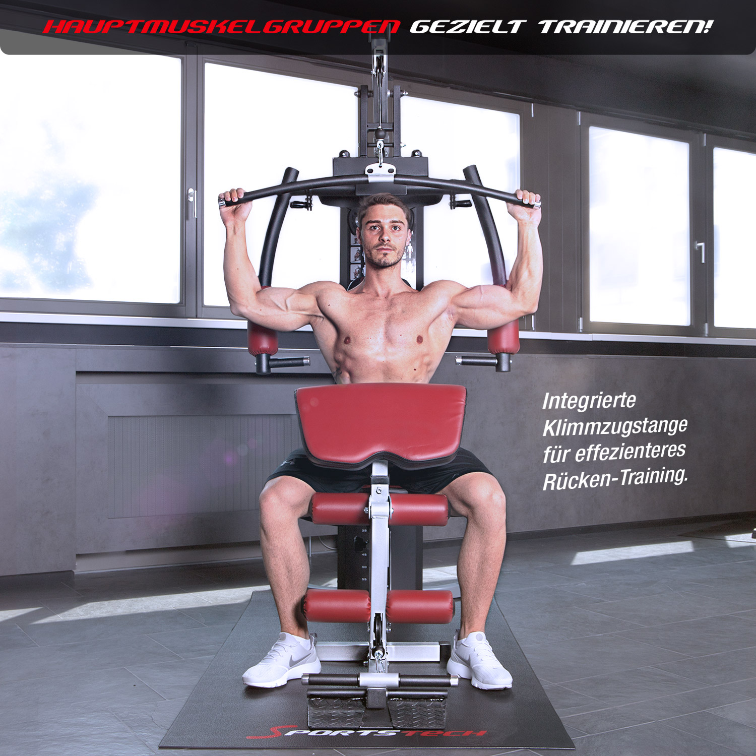 Ein Mann trainiert an einem Trainingsgerät. Er ist ohne Hemd. Die Maschine hat eine rote Polsterung und einen schwarzen Rahmen. Der Hintergrund ist ein Fitnessstudio.