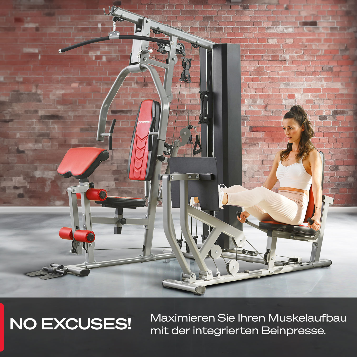 Eine Frau benutzt ein Multi-Gym. Das Gym ist silber und rot. Der Hintergrund ist eine Ziegelmauer, der Boden ist grau.