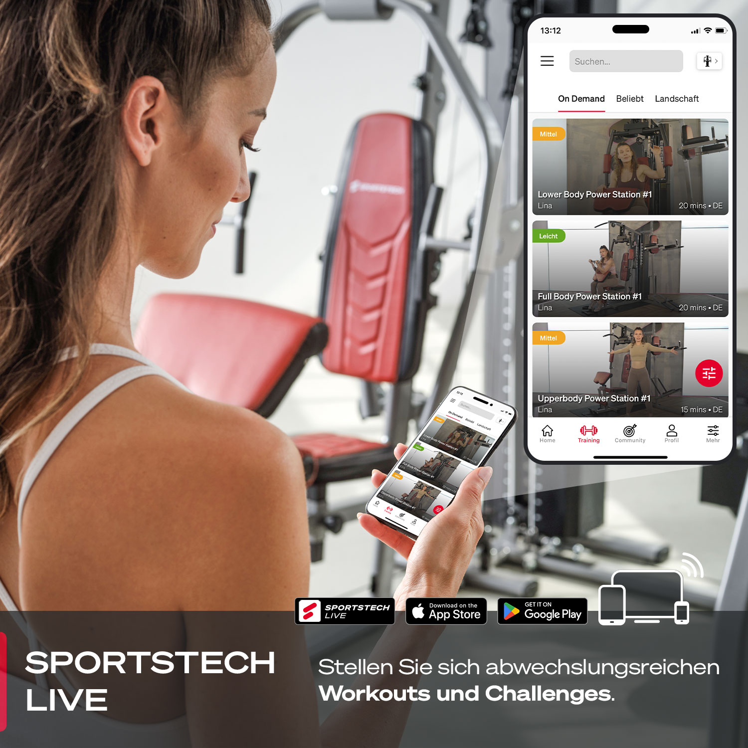 Frau benutzt ein Handy mit Trainingsvideos. Sportgeräte im Hintergrund. Das Telefon zeigt Trainingsoptionen.