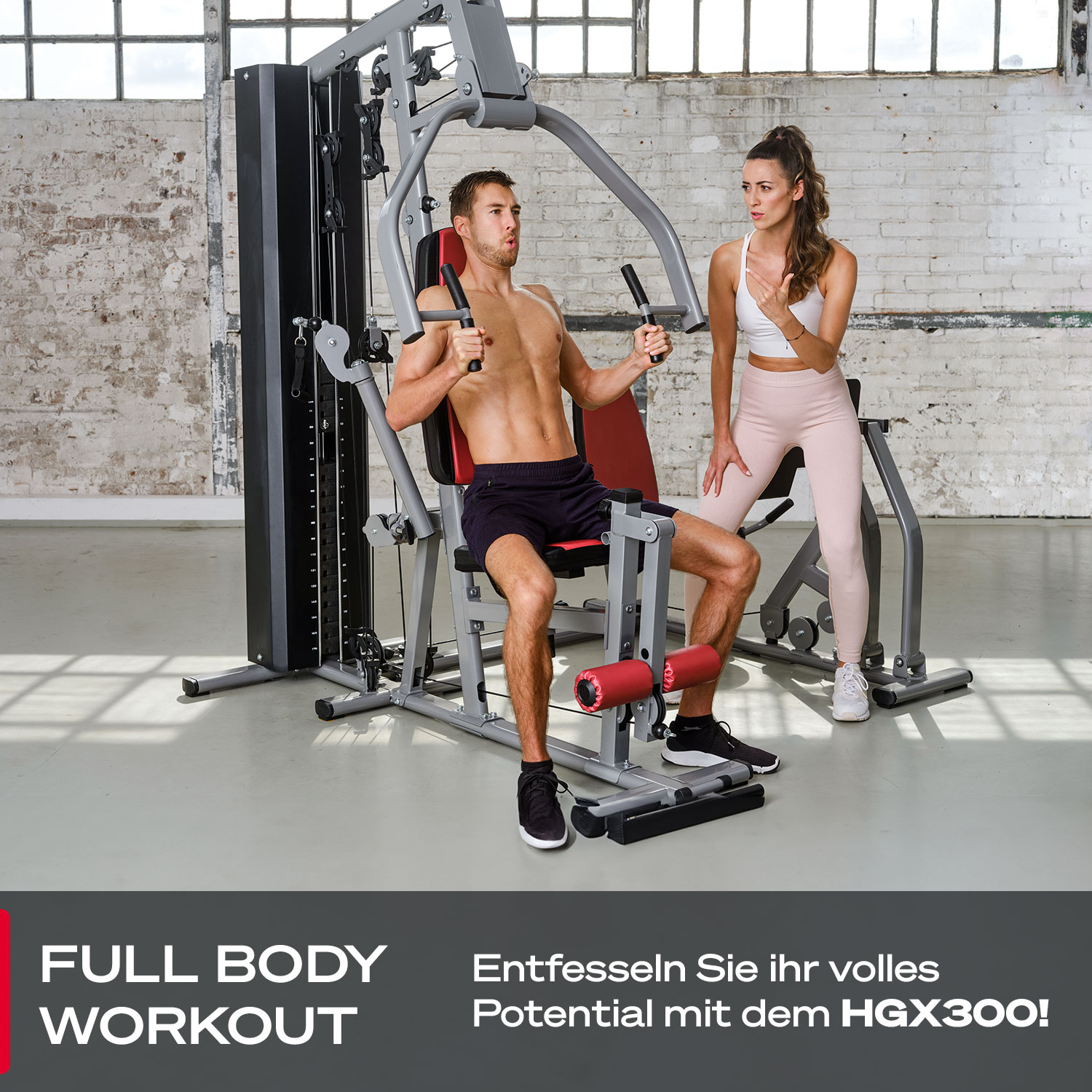 Ein Mann trainiert an einem Fitnessgerät, eine Frau steht daneben. Im Hintergrund sind eine Ziegelmauer und Fenster zu sehen.