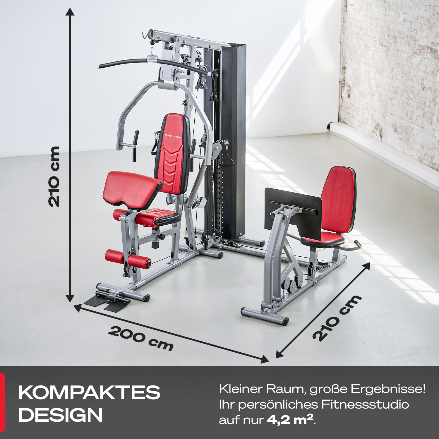 Ein kompaktes Home-Gym mit roten Sitzen und silbernem Rahmen wird gezeigt, mit angegebenen Abmessungen. Im Hintergrund ist eine weiße Wand.
