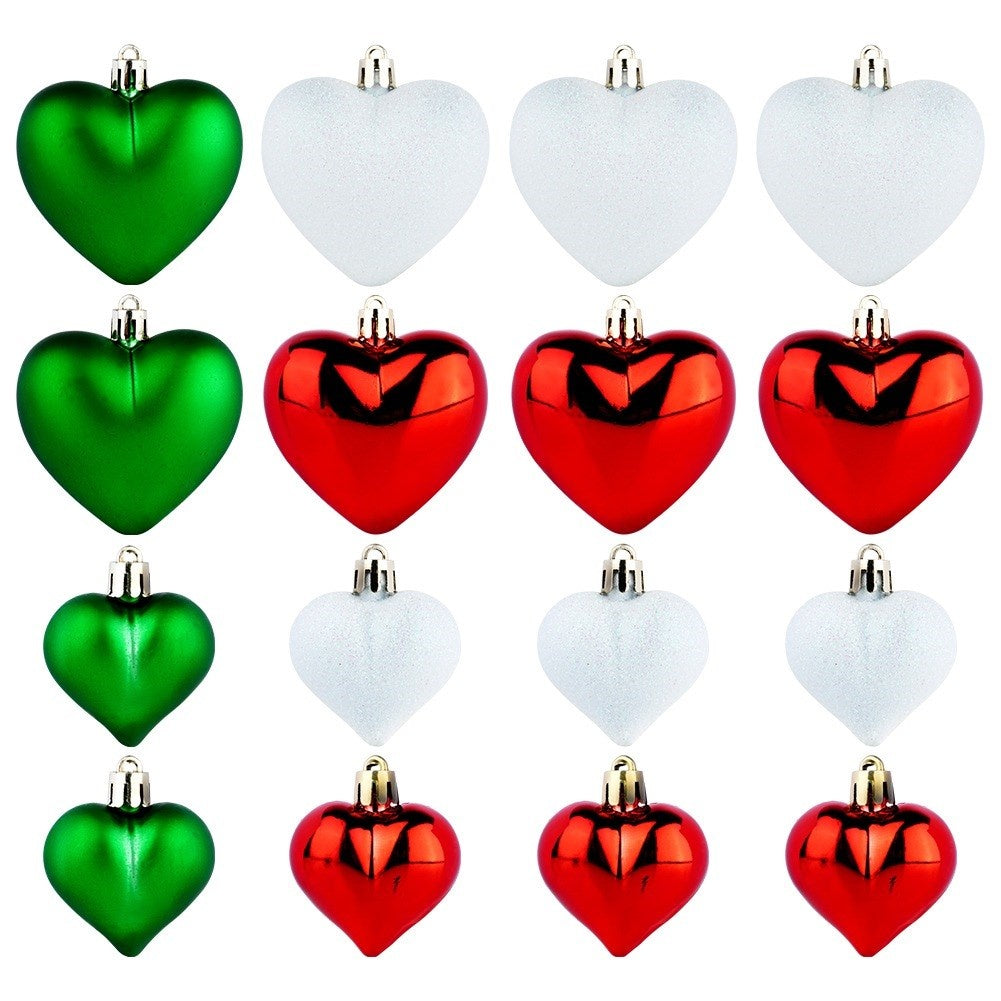 Disposición de adornos navideños en forma de corazón en verde, blanco y rojo. Los adornos tienen acabado metálico y tapas doradas. Fondo blanco.