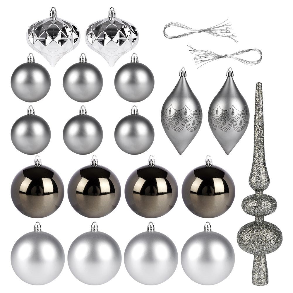 Surtido de adornos navideños plateados, incluyendo bolas, lágrimas y un adorno para árbol, dispuestos sobre fondo blanco.