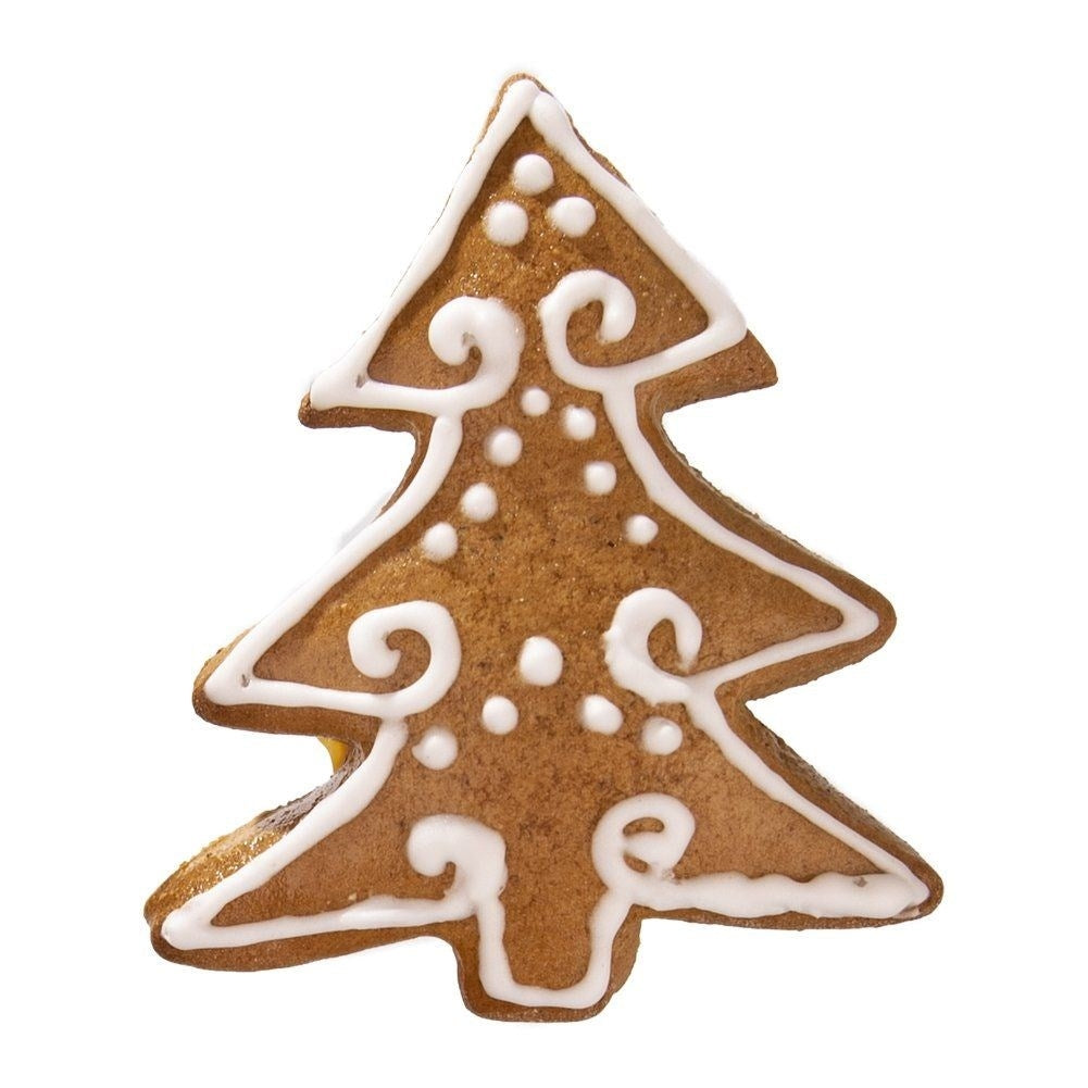 Una galleta de jengibre con forma de árbol de Navidad. Tiene detalles y puntos de glaseado blanco. El fondo es blanco.