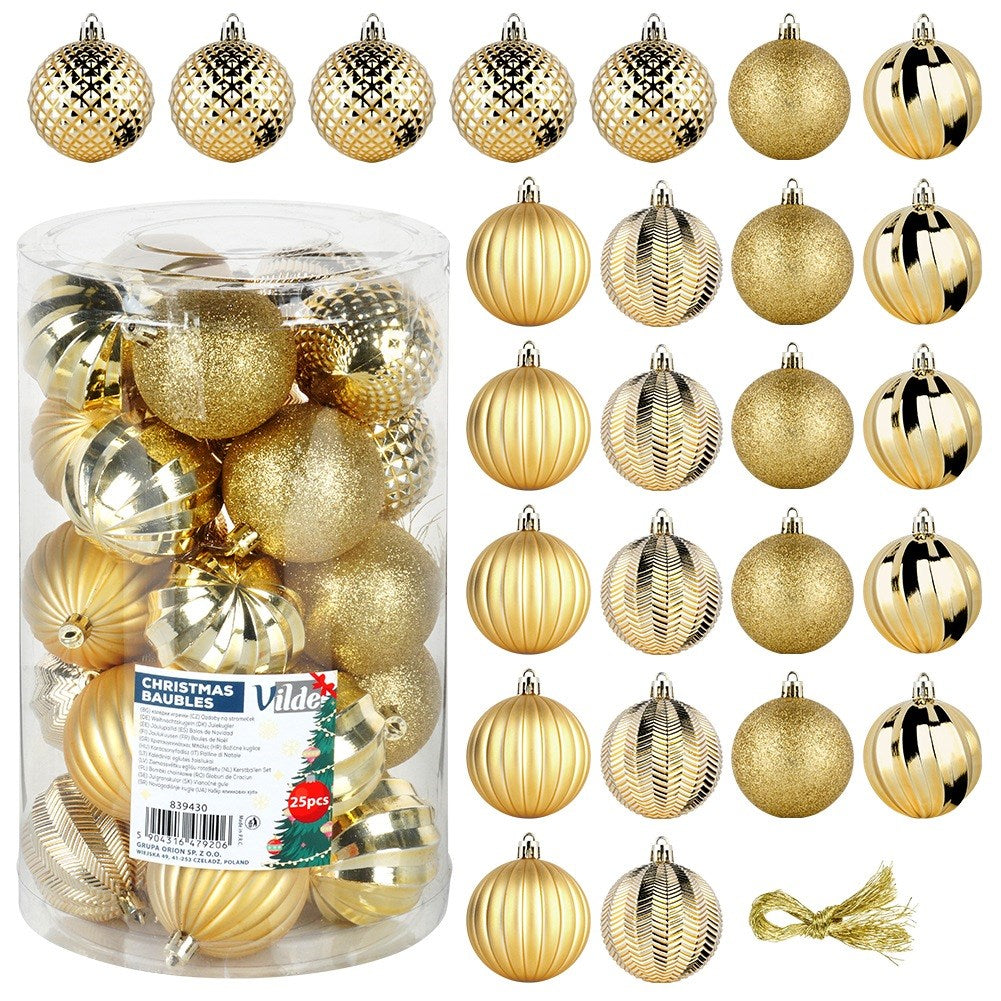 Arreglo de bolas doradas de Navidad, algunas en un recipiente transparente. Varias texturas y diseños, con una cinta y una etiqueta visibles.