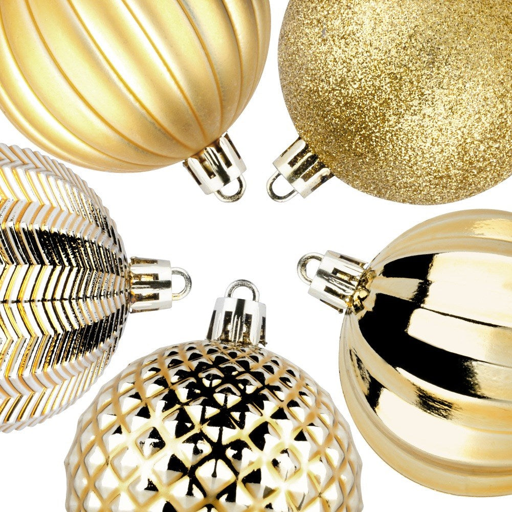 Cinco adornos navideños dorados con diferentes texturas y patrones, sobre un fondo blanco. Están listos para colgarse.