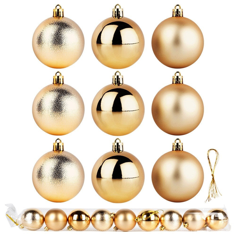 Nueve adornos navideños dorados, en tres filas de tres. Debajo, adornos más pequeños en un paquete de plástico y una cuerda dorada.