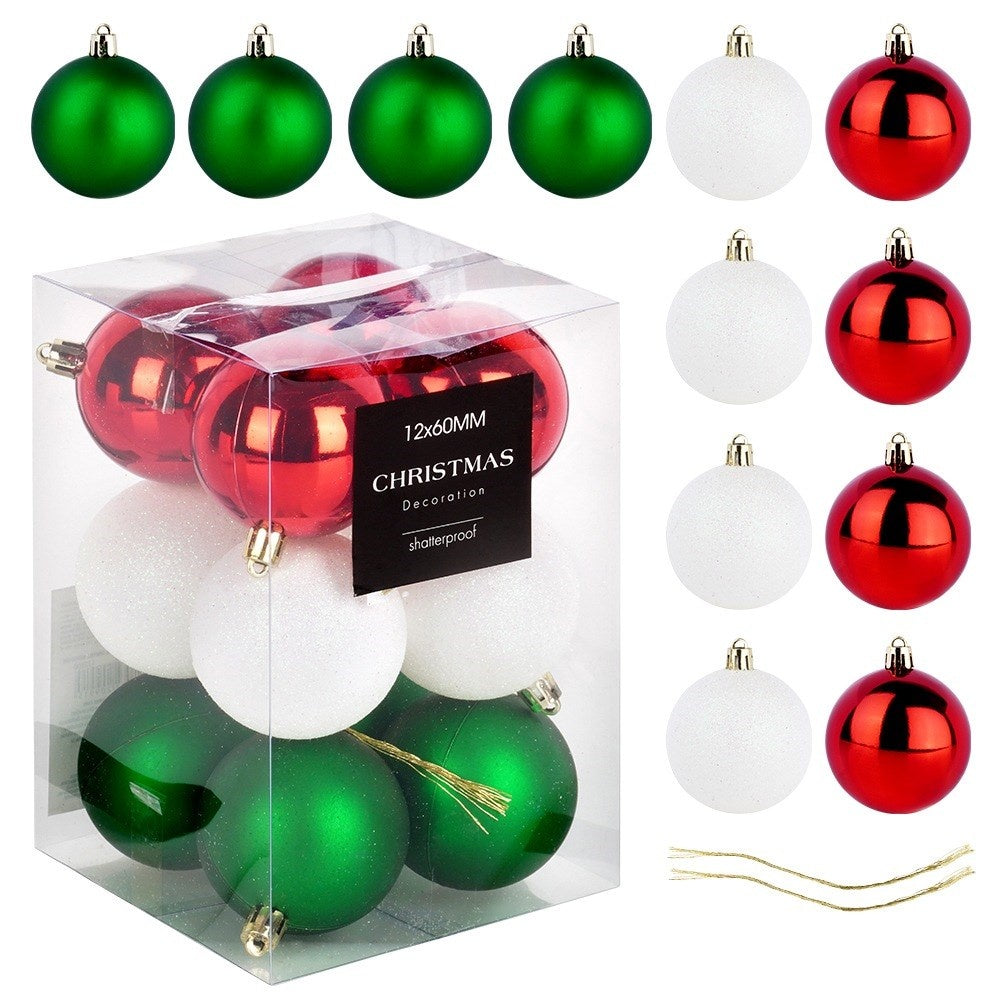 Adornos navideños: verde, blanco brillante y rojo. Algunos están en una caja, otros se exhiben. Cuerda dorada presente.