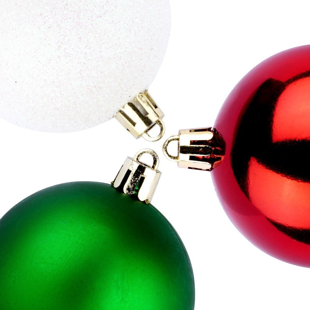Tres adornos navideños: blanco, rojo y verde. El blanco tiene purpurina, el rojo es brillante. Tapas doradas, fondo blanco.