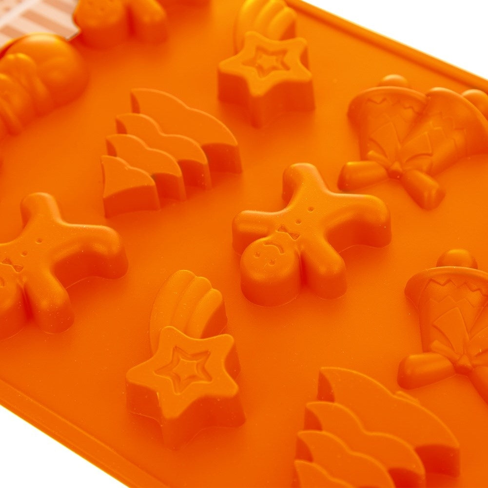 Molde de silicona naranja con varias formas: estrellas, árboles de Navidad, campanas y hombres de jengibre. Todas las formas son naranjas.