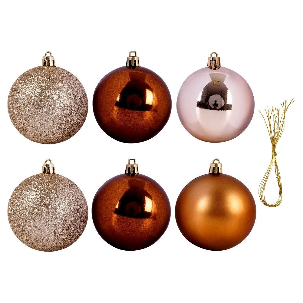Seis adornos navideños. Dos dorados brillantes, dos marrones, uno oro rosa con reflejo y uno bronce. Hilo dorado a la derecha.