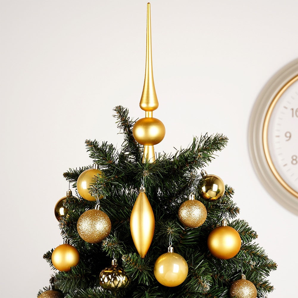 Un árbol de Navidad decorado con adornos dorados y una estrella en la parte superior. Un reloj visible en el fondo.