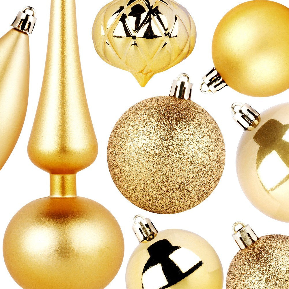 Varios adornos navideños dorados sobre fondo blanco. Incluye bolas, una punta de árbol y una bola brillante.