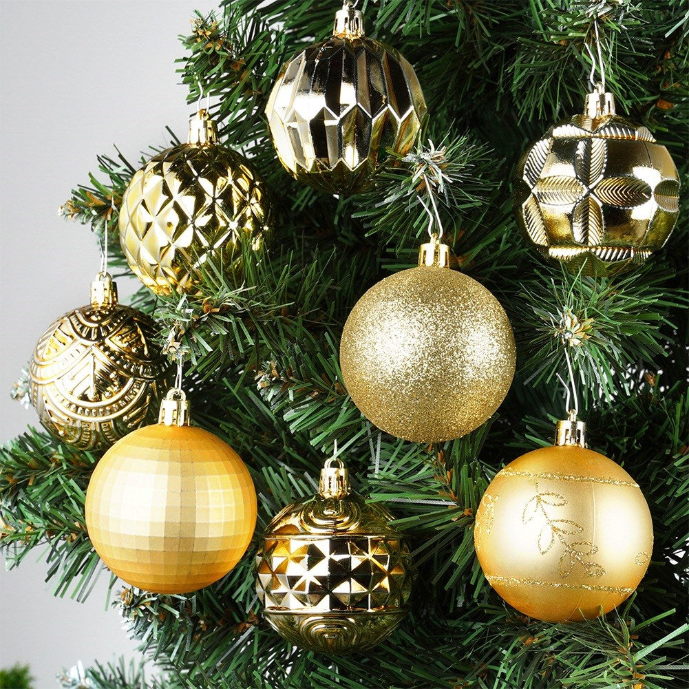 Un árbol de Navidad adornado con adornos dorados de varios diseños. Los adornos cuelgan de agujas verdes.