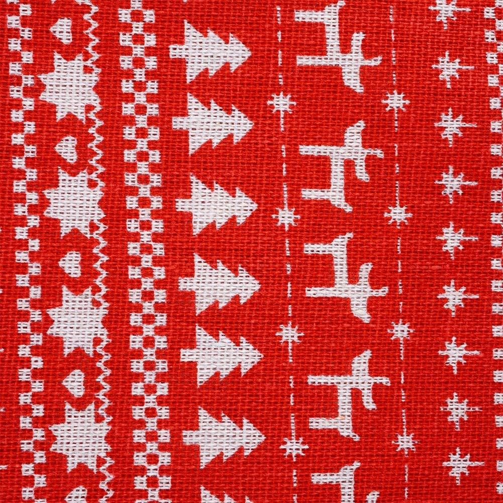 Tela roja con patrones blancos de árboles de Navidad, estrellas y ciervos. Borde vertical blanco con patrones a la izquierda.