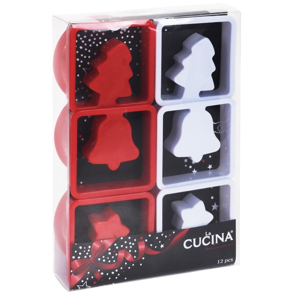 Una caja de plástico transparente contiene 12 moldes navideños en rojo y blanco. Cada molde tiene forma de árbol, campana o estrella.