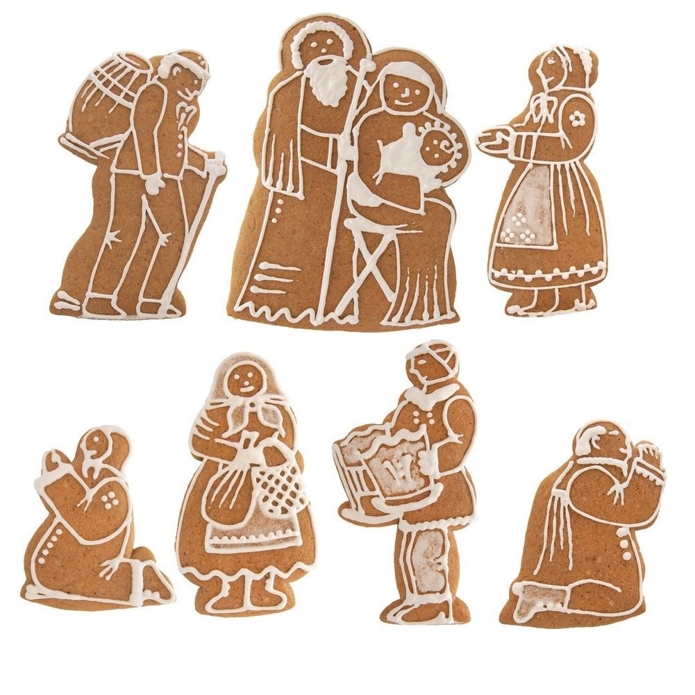 Galletas de jengibre que representan varias figuras con contornos de glaseado blanco, incluidas personas con cestas y una familia.