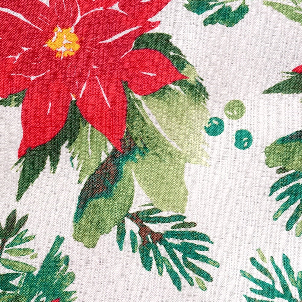 Primer plano de tela blanca con flores de pascua rojas, hojas verdes y ramitas. Bayas turquesas dispersas por el diseño.