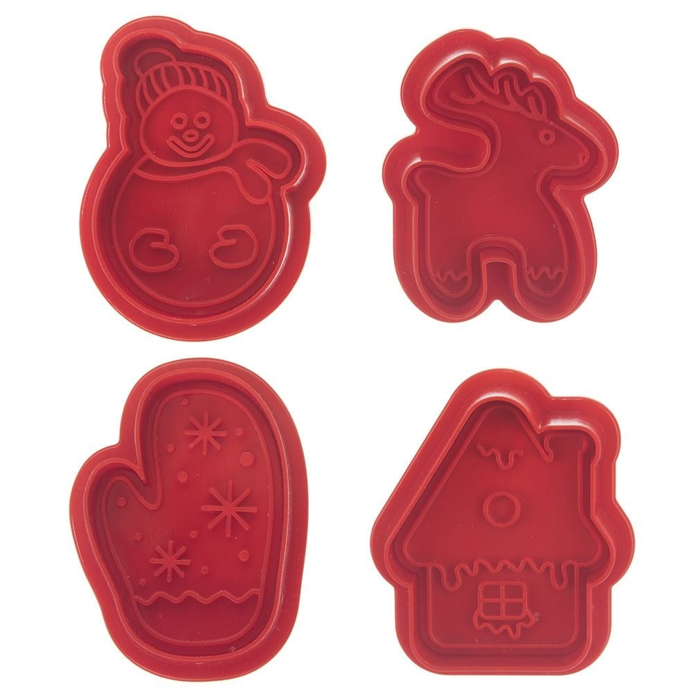 Cuatro cortadores de galletas rojos: muñeco de nieve, reno, mitón con copos de nieve y casa con ventana circular y puerta pequeña.