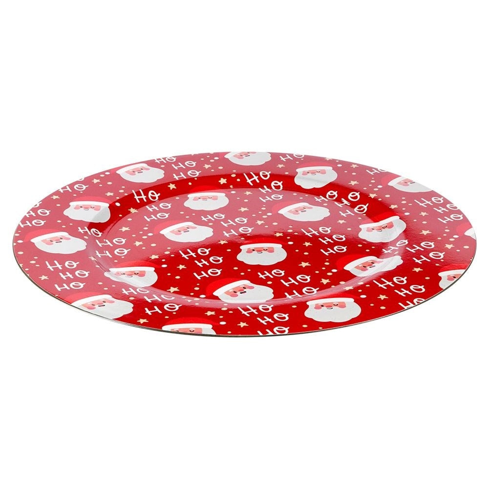 Un plato navideño rojo con caras de Santa, texto 'Ho Ho Ho' y estrellas. El plato tiene un borde blanco.
