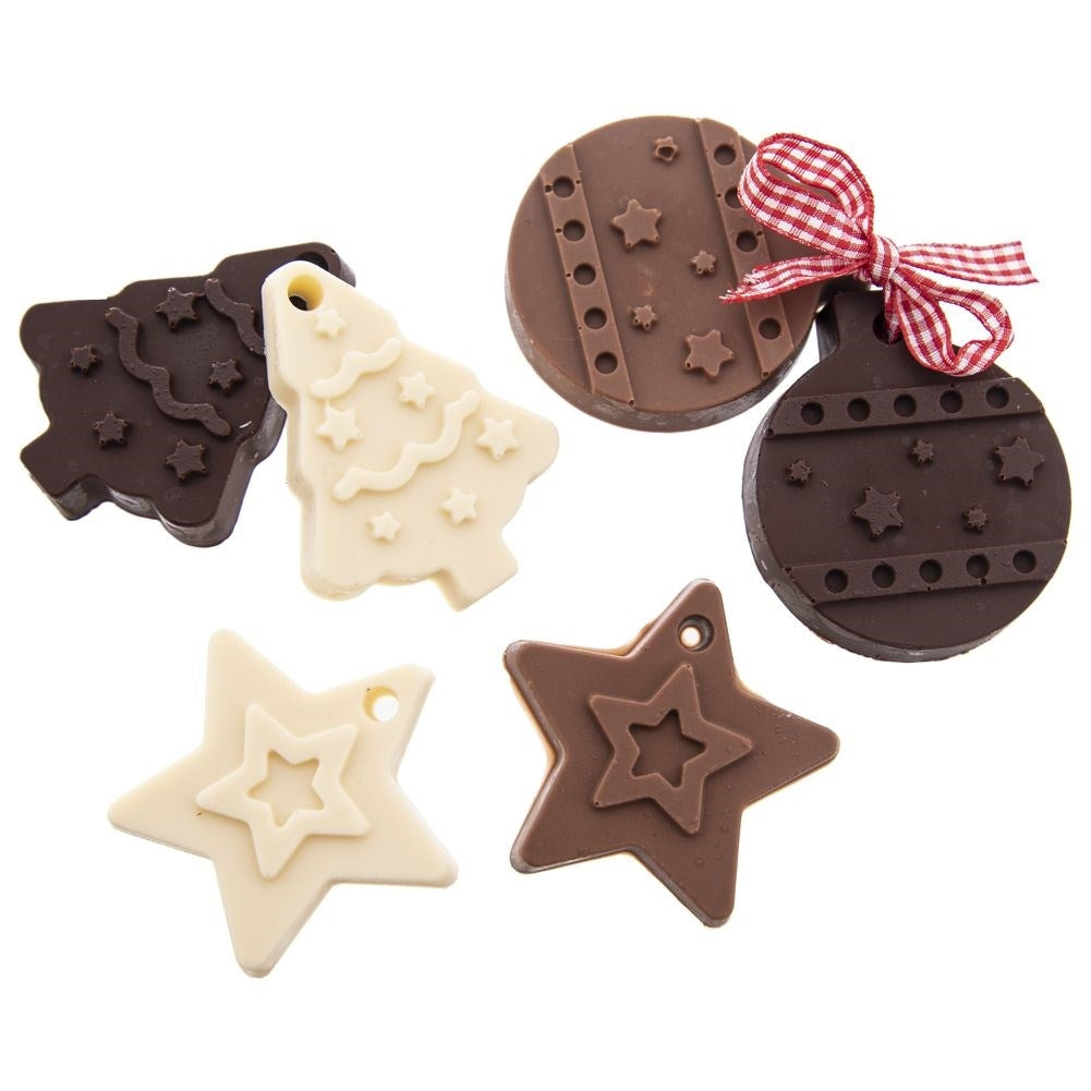 Decoraciones navideñas de chocolate: árbol, estrellas, adornos redondos. Colores: chocolate con leche y negro, y cinta roja.