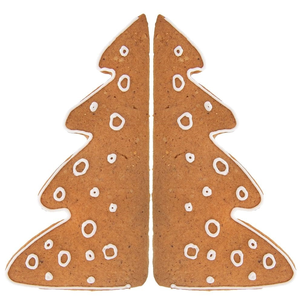 Dos galletas de jengibre con forma de árbol de Navidad, marrones con detalles y decoraciones de glaseado blanco, sobre fondo blanco.