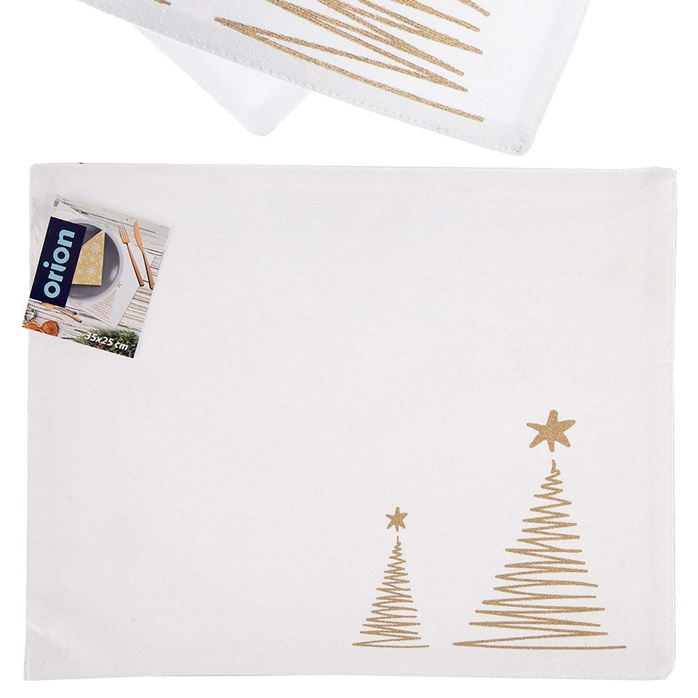 Mantel individual blanco con diseño de árbol de Navidad dorado y una pequeña etiqueta. Hay otro mantel individual en la parte superior. El diseño incluye dos árboles.