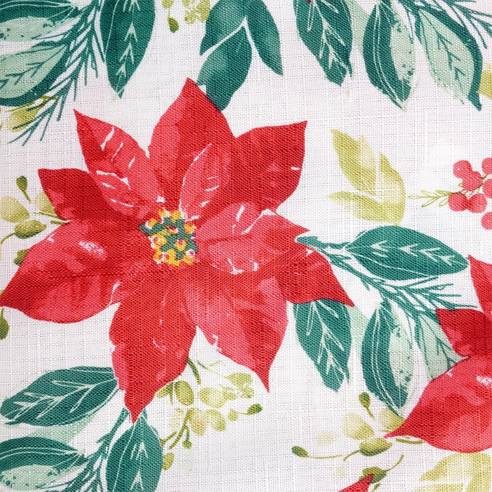 Primer plano de tela con flores de Nochebuena rojas, hojas verdes y bayas sobre fondo blanco. Diseño textil navideño.