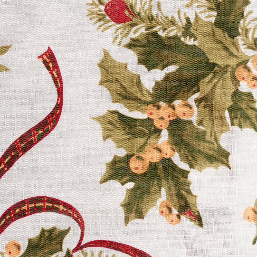 Un mantel con un diseño navideño. Tiene hojas de acebo, bayas rojas y una cinta roja sobre un fondo blanco.
