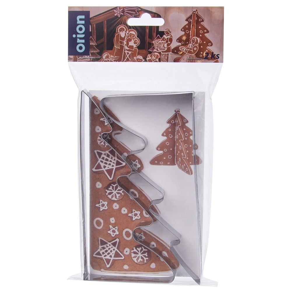 Un juego empaquetado de cortadores de galletas de jengibre navideñas con forma de árboles, con un gráfico de escena de Natividad.
