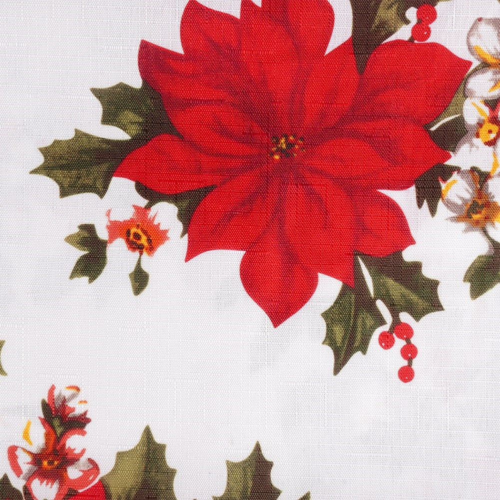 Primer plano de tela blanca con poinsettias rojas, hojas verdes y bayas rojas. Flores en el centro, algunas en los bordes.