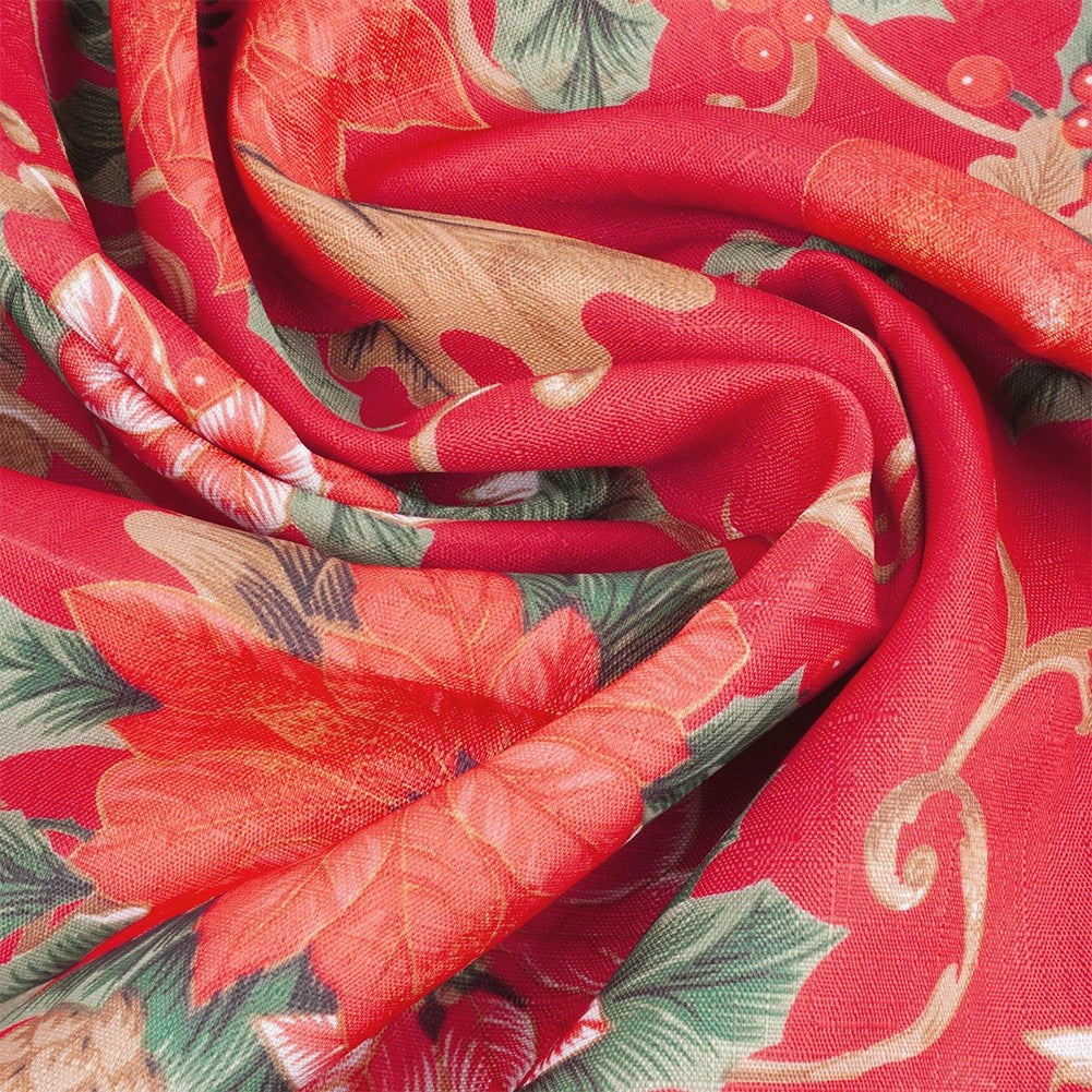 Primer plano de tela roja con estampado floral. Grandes flores de Pascua rojas, hojas verdes y bayas visibles sobre fondo rojo.
