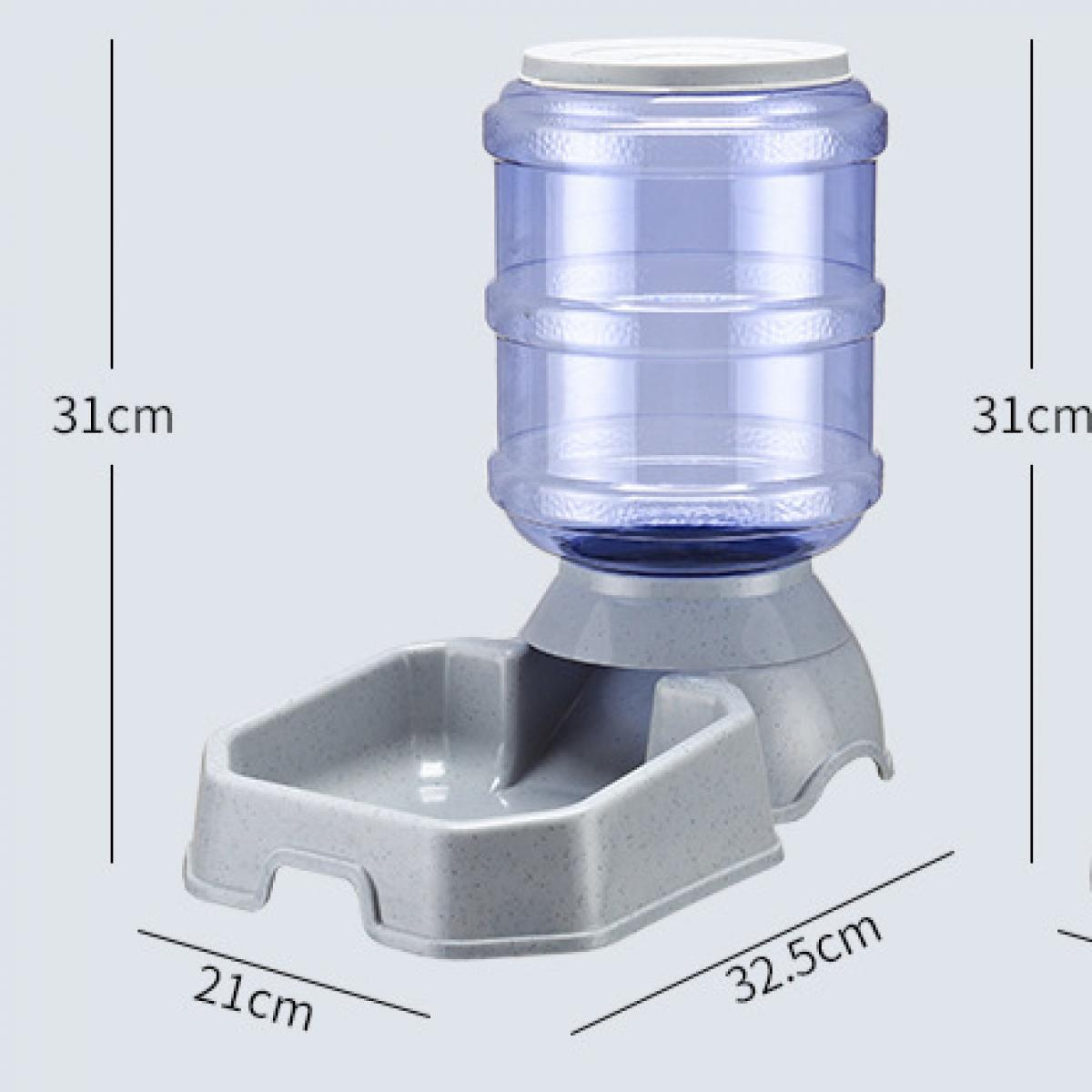 Ein grauer Haustier-Wasserspender mit einem blauen Wassertank und einer Futterschüssel. Der Spender ist 31 cm hoch, 21 cm breit und 32,5 cm lang.