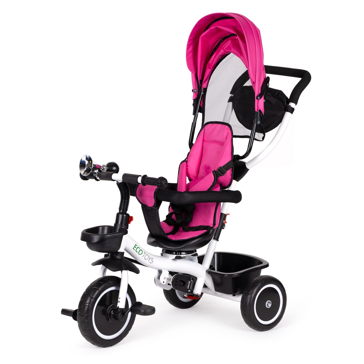 Un triciclo rosa y blanco con capota, cesta negra y asiento. Las ruedas tienen llantas blancas. El triciclo está aislado sobre blanco.