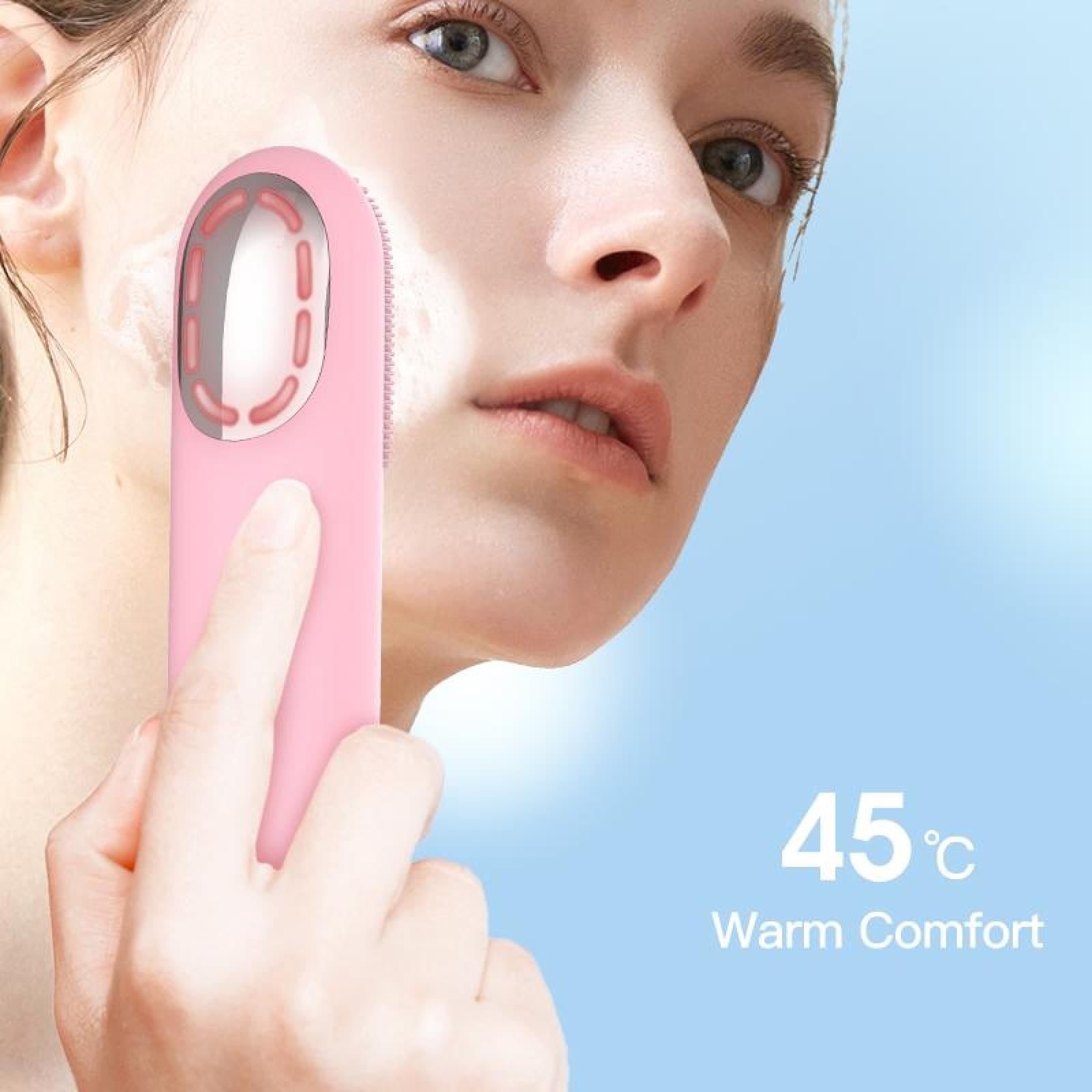 Eine Frau benutzt ein rosa Gesichtsreinigungsgerät. Das Gerät befindet sich auf ihrer Wange. Der Hintergrund ist hellblau. Der Text lautet 45°C Warm Comfort.