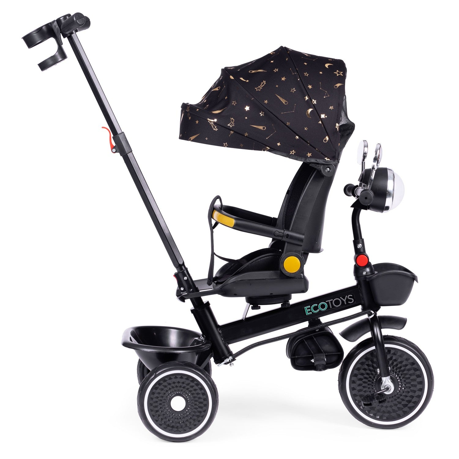 Triciclo para bebé negro y dorado. Tiene capota con diseños de estrellas, manillar para padres y cesta delantera. Sobre fondo blanco.