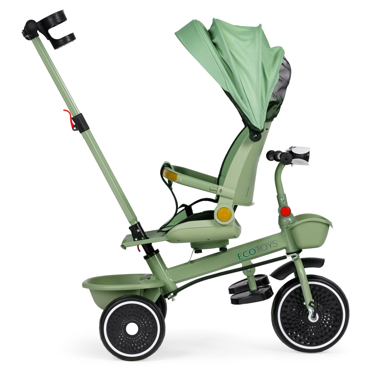 Un triciclo verde para bebés con parasol. Tiene un asa para padres, un asiento con cinturones de seguridad y una cesta.
