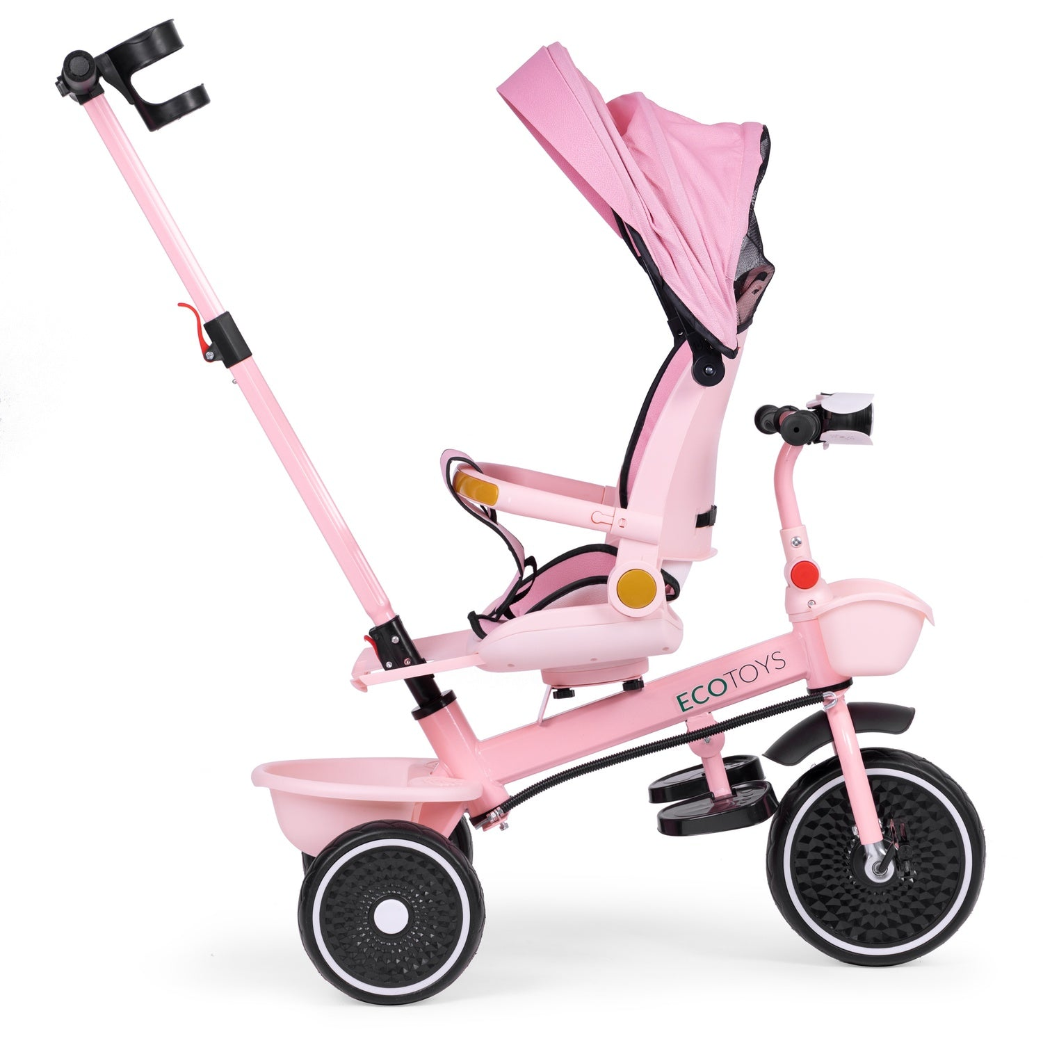 Un triciclo rosa con capota, cesta y manija para padres. Tiene ruedas blancas y negras, y el asiento tiene cinturón de seguridad.