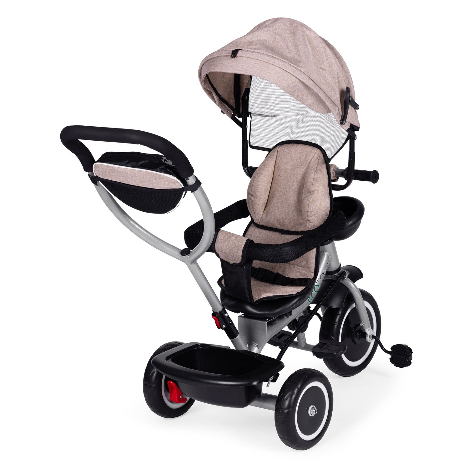 Un triciclo para bebés beige y negro con capota. Tiene tres ruedas, un asiento y un asa para padres. El fondo es blanco.